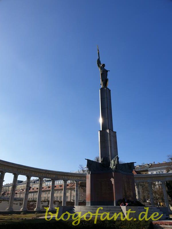 SchwarzenbergplatzHaumarktHeldendenkmalWien1.JPG e1552161256142