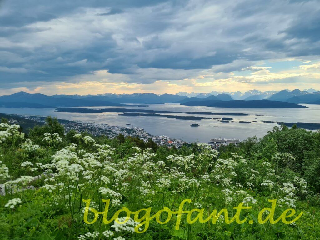 Aussicht auf Molde und Molde Panorama vom Aussichtspunkt Varden, Umgebung von Molde, Berglandschaft von Molde, Fjorde in Molde, Molde auf eigene Faust