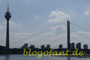 Düsseldorf, Rheintower, Turm, Rheinbrücke